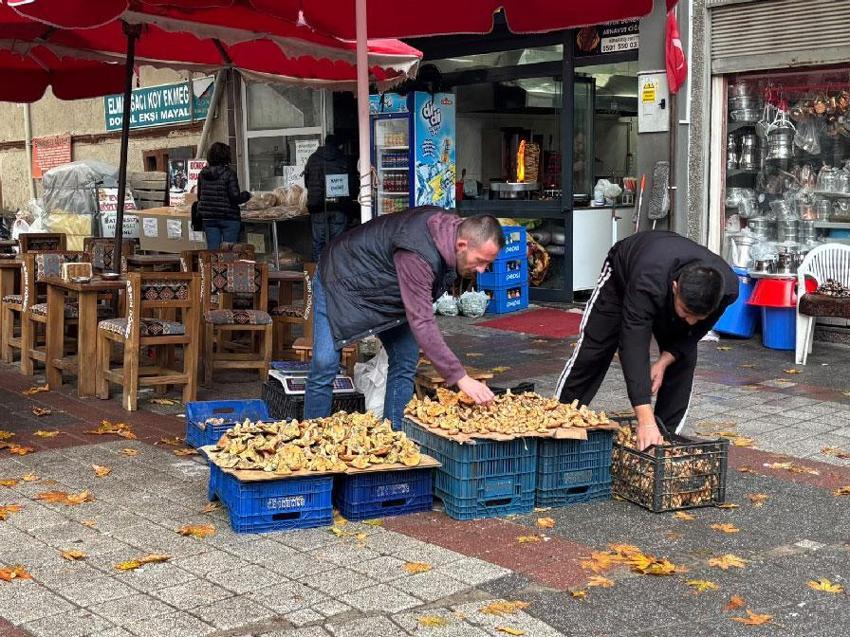 Tavşanlı'da melki mantarı fiyatı 500 liradan 400 liraya düştü!