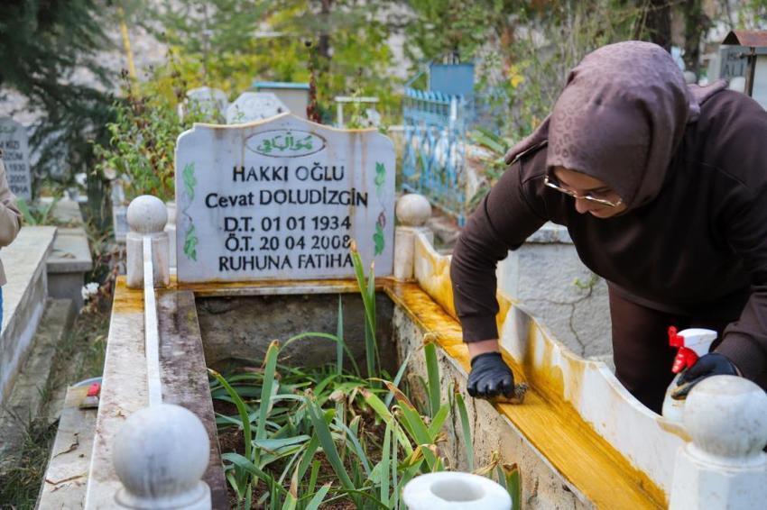 Gümüşhane'de yürekleri ısıtan iyilik hareketi: Silinen mezar taşlarını tek tek yeniledi!