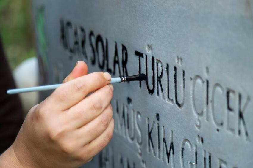 Gümüşhane'de yürekleri ısıtan iyilik hareketi: Silinen mezar taşlarını tek tek yeniledi!