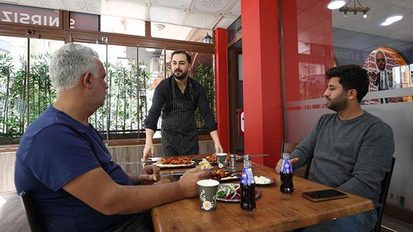 Deprem vurdu, yangın çıktı ama pes etmedi! 9 yaşında başladığı meslekte zirveye koşuyor