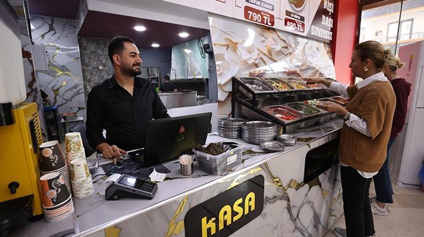 Deprem vurdu, yangın çıktı ama pes etmedi! 9 yaşında başladığı meslekte zirveye koşuyor
