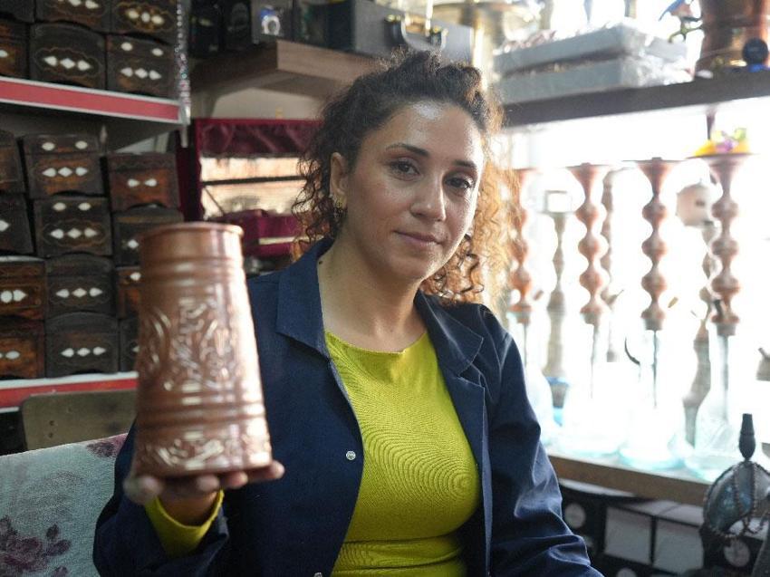 Hobi olarak başladığı bakırcılık mesleğinde usta oldu hünerleriyle erkeklere taş çıkartıyor