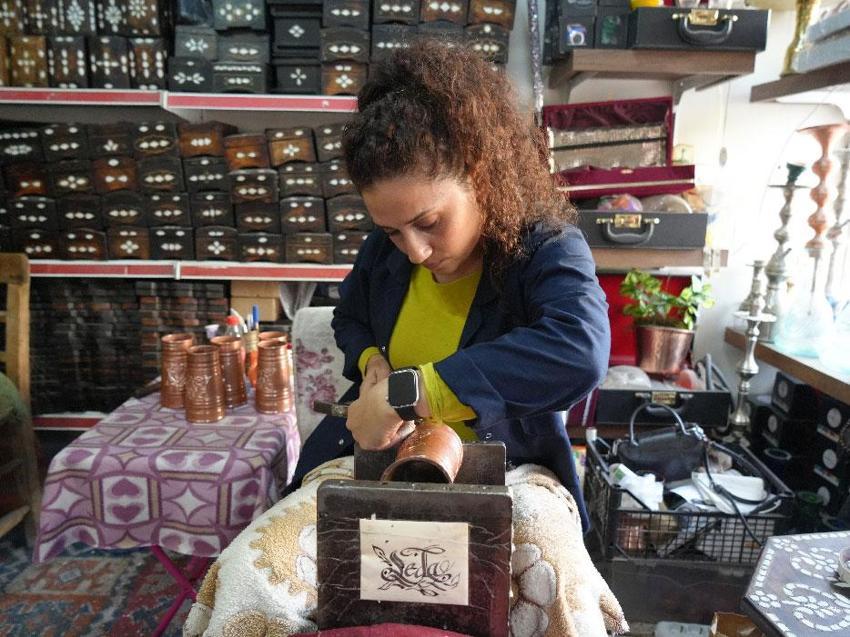 Hobi olarak başladığı bakırcılık mesleğinde usta oldu hünerleriyle erkeklere taş çıkartıyor