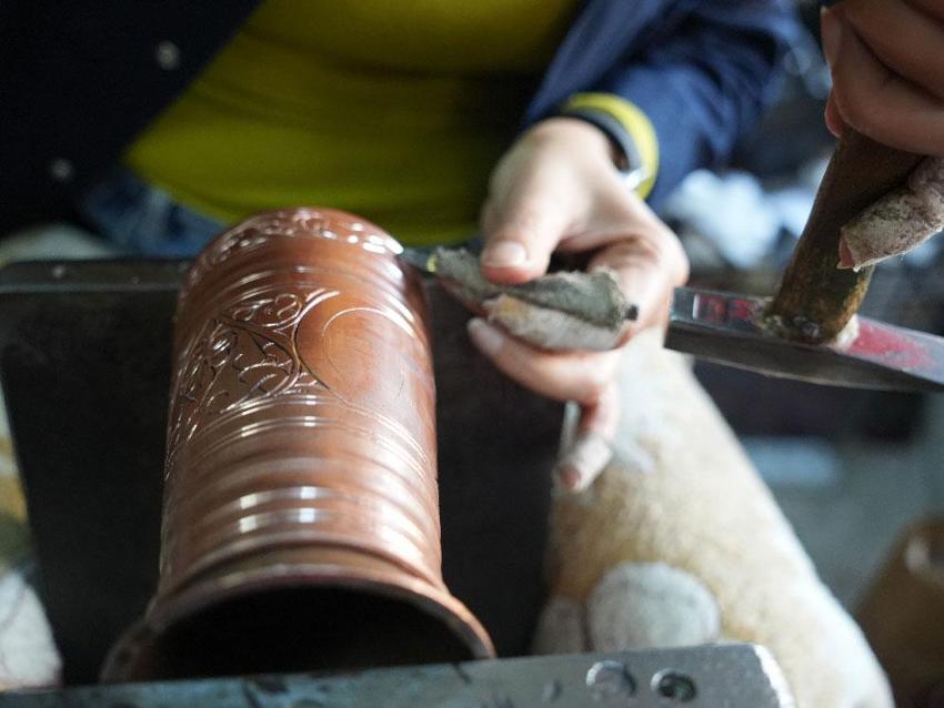 Hobi olarak başladığı bakırcılık mesleğinde usta oldu hünerleriyle erkeklere taş çıkartıyor