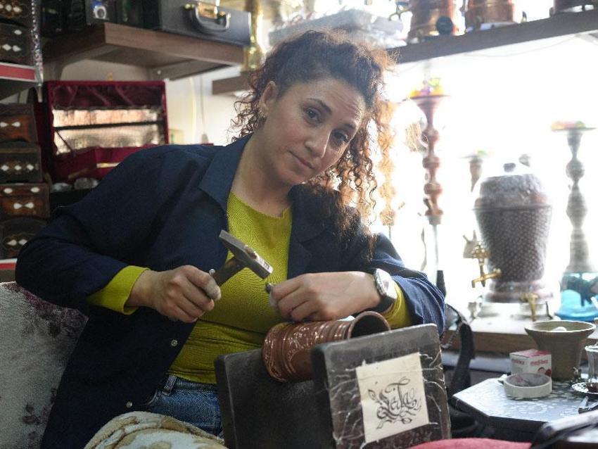 Hobi olarak başladığı bakırcılık mesleğinde usta oldu hünerleriyle erkeklere taş çıkartıyor