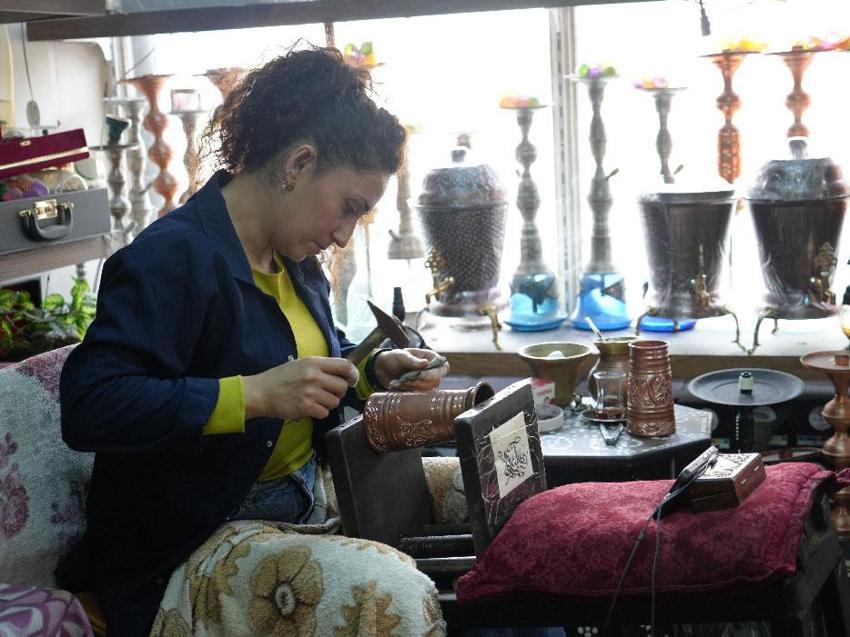 Hobi olarak başladığı bakırcılık mesleğinde usta oldu hünerleriyle erkeklere taş çıkartıyor