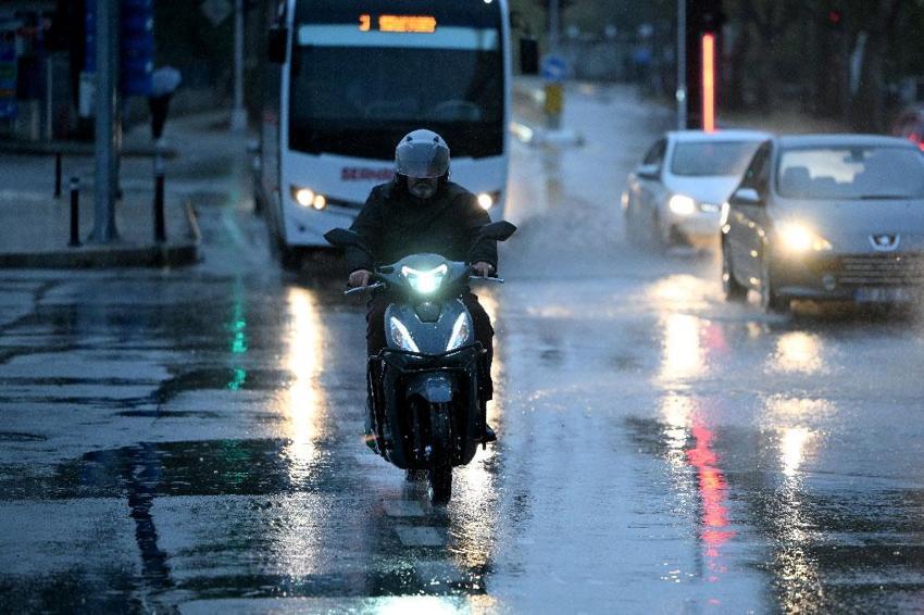 Sağanak yağışlar kuvvetli dönüyor! Meteoroloji ve AKOM tarih vererek 23 ili yaşanabilenecek olmusuzluklara karşı uyardı