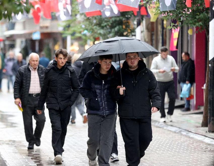 Sağanak yağışlar kuvvetli dönüyor! Meteoroloji ve AKOM tarih vererek 23 ili yaşanabilenecek olmusuzluklara karşı uyardı
