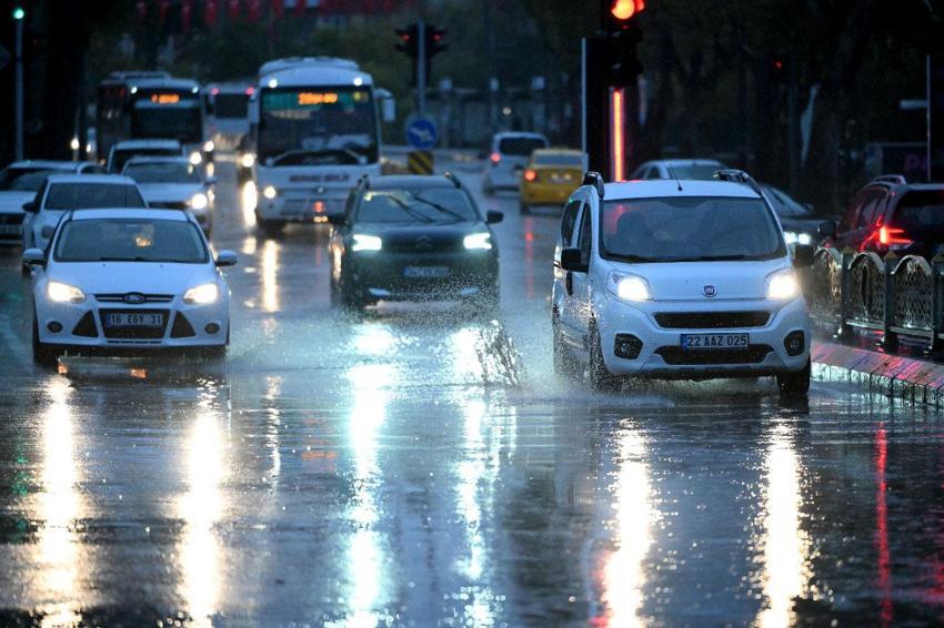 Sağanak yağışlar kuvvetli dönüyor! Meteoroloji ve AKOM tarih vererek 23 ili yaşanabilenecek olmusuzluklara karşı uyardı
