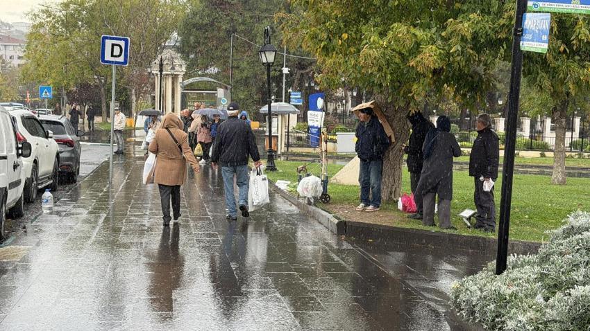 Sağanak yağışlar kuvvetli dönüyor! Meteoroloji ve AKOM tarih vererek 23 ili yaşanabilenecek olmusuzluklara karşı uyardı