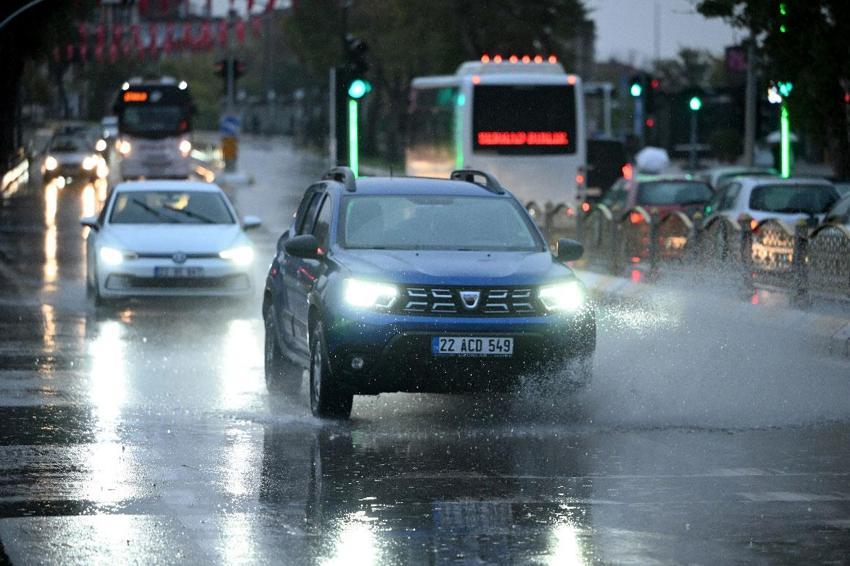 Sağanak yağışlar kuvvetli dönüyor! Meteoroloji ve AKOM tarih vererek 23 ili yaşanabilenecek olmusuzluklara karşı uyardı