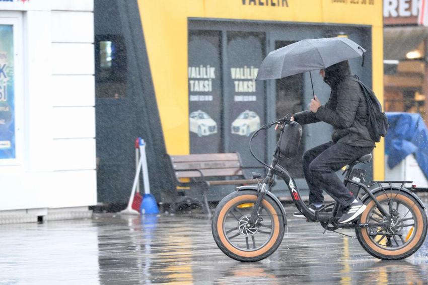 Sağanak yağışlar kuvvetli dönüyor! Meteoroloji ve AKOM tarih vererek 23 ili yaşanabilenecek olmusuzluklara karşı uyardı