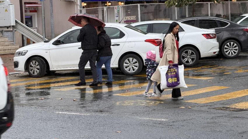 Sağanak yağışlar kuvvetli dönüyor! Meteoroloji ve AKOM tarih vererek 23 ili yaşanabilenecek olmusuzluklara karşı uyardı