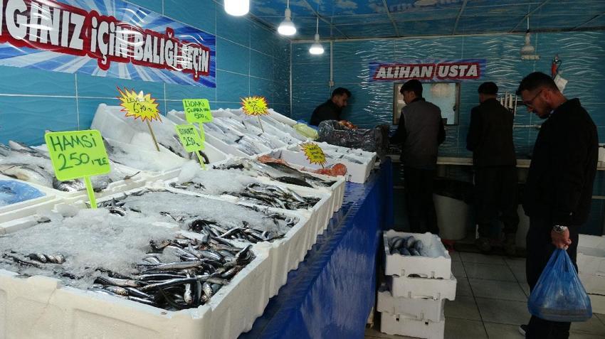 Van'da bolluk balık tezgahlarını çeşitlendirdi: Tüketicinin tercihi şehrin endemik türü inci kefali oldu