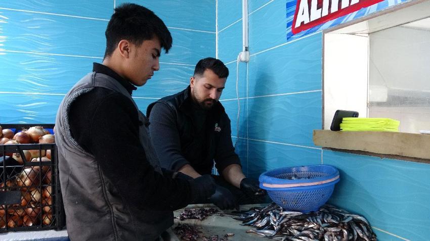 Van'da bolluk balık tezgahlarını çeşitlendirdi: Tüketicinin tercihi şehrin endemik türü inci kefali oldu