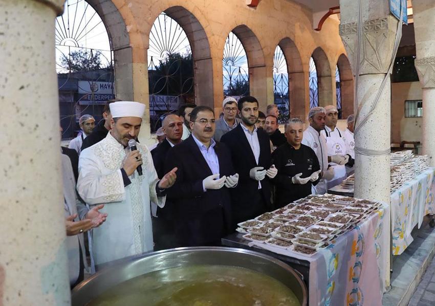 Şanlıurfa’da geleneksel tirit ziyafetinde binlerce vatandaş buluştu