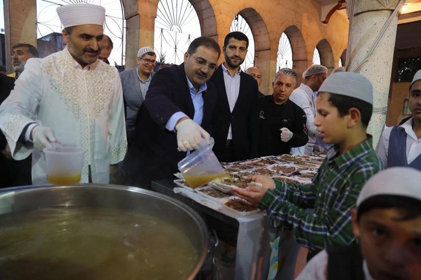 Şanlıurfa’da geleneksel tirit ziyafetinde binlerce vatandaş buluştu